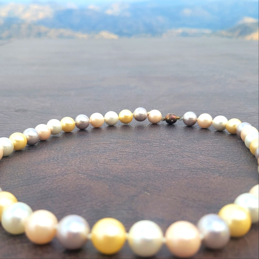 Large fun pearl necklace